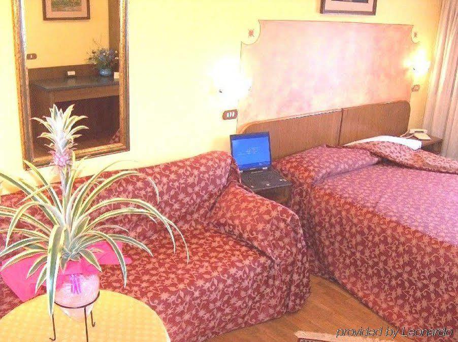 Ai Ronchi Motor Hotel Бреша Стая снимка